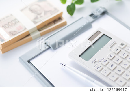 お金と電卓とバインダー 122269417