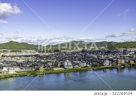 犬山城から木曽川向いの各務原鵜沼方面を望む　愛知県犬山市 122269504