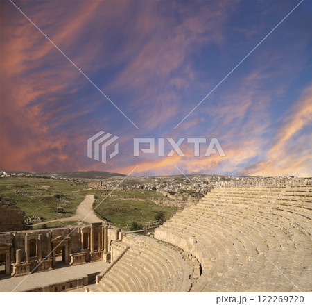 Roman ruins (against the background of a beautiful sky with clouds) in the Jordanian city of Jerash (Gerasa of Antiquity), capital and largest city of Jerash Governorate, Jordan 122269720