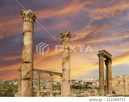 Roman ruins (against the background of a beautiful sky with clouds) in the Jordanian city of Jerash (Gerasa of Antiquity), capital and largest city of Jerash Governorate, Jordan 122269731