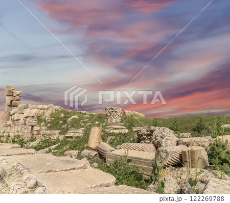 Roman ruins (against the background of a beautiful sky with clouds) in the Jordanian city of Jerash (Gerasa of Antiquity), capital and largest city of Jerash Governorate, Jordan 122269788