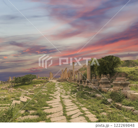 Roman ruins (against the background of a beautiful sky with clouds) in the Jordanian city of Jerash (Gerasa of Antiquity), capital and largest city of Jerash Governorate, Jordan 122269848