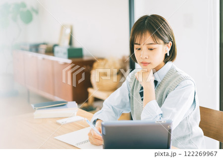 オンライン（タブレット）で学習する高校生 122269967