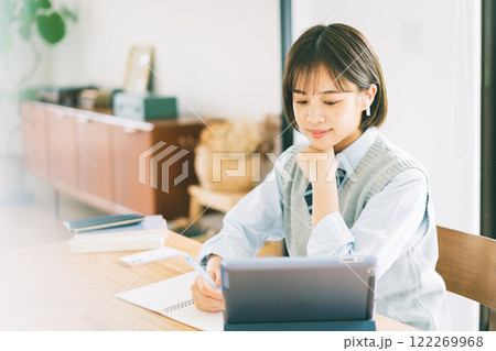 オンライン（タブレット）で学習する高校生 122269968