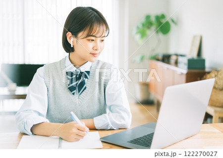 オンラインで学習する高校生 122270027
