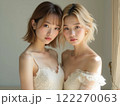 白いドレスを着た2人の女性 122270063
