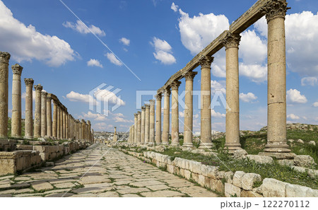 Roman Columns in the Jordanian city of Jerash (Gerasa of Antiquity), capital and largest city of Jerash Governorate, Jordan. Against the background of a beautiful sky with clouds 122270112