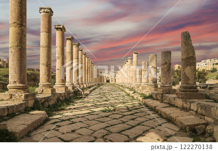 Roman Columns in the Jordanian city of Jerash (Gerasa of Antiquity), capital and largest city of Jerash Governorate, Jordan. Against the background of a beautiful sky with clouds 122270138