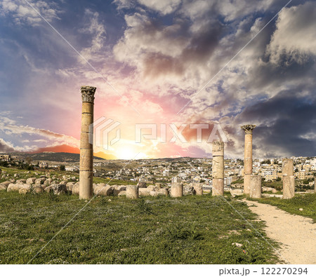 Roman ruins (against the background of a beautiful sky with clouds) in the Jordanian city of Jerash (Gerasa of Antiquity), capital and largest city of Jerash Governorate, Jordan 122270294