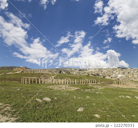 Roman ruins (against the background of a beautiful sky with clouds) in the Jordanian city of Jerash (Gerasa of Antiquity), capital and largest city of Jerash Governorate, Jordan 122270331