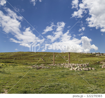 Roman ruins (against the background of a beautiful sky with clouds) in the Jordanian city of Jerash (Gerasa of Antiquity), capital and largest city of Jerash Governorate, Jordan 122270365