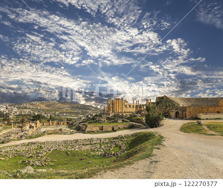 Roman ruins (against the background of a beautiful sky with clouds) in the Jordanian city of Jerash (Gerasa of Antiquity), capital and largest city of Jerash Governorate, Jordan 122270377