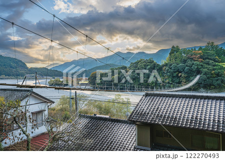 川根本町の塩郷の吊橋と雲に隠れる太陽の風景(静岡県) 122270493