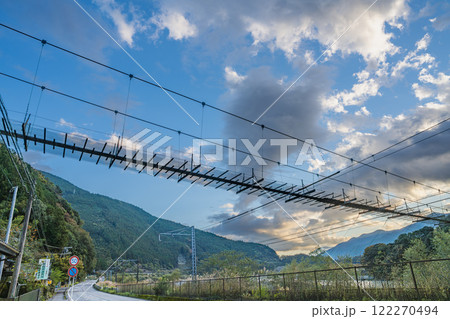 川根本町の塩郷の吊橋を下から見上げる風景(静岡県) 122270494