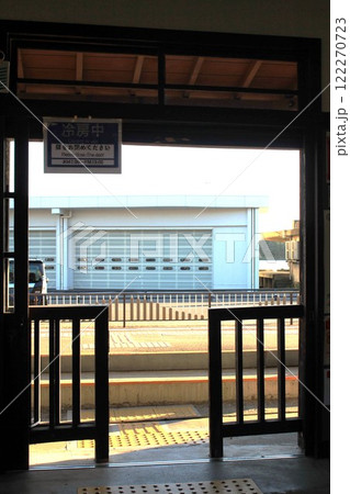 えちぜん鉄道三国港駅の待合室内 122270723