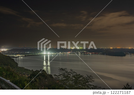 三ヶ日オレンジロードから見た奥浜名湖と周辺の街並みの夜景(静岡県) 122271187