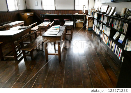 早池峰と賢治の展示館の中の賢治文庫と当時の尋常小学校の机と椅子 早池峰と賢治の展示館の中の賢治文庫と当時の尋常小学校の机と椅子 122271288