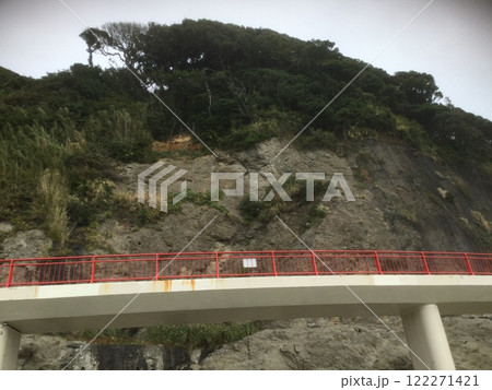 鎌倉＆江ノ島探索 2023年版　岩屋橋と江の島の崖 122271421