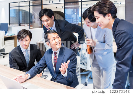 オフィスで働くビジネスパーソン　撮影協力：WEEK芝大門(サンフロンティア不動産) 122273148