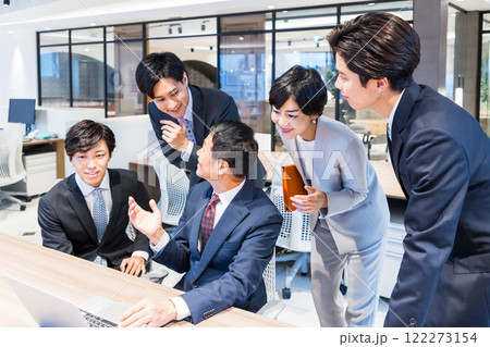 オフィスで働くビジネスパーソン 撮影協力:WEEK芝大門(サンフロンティア不動産) オフィスで働くビジネスパーソン 撮影協力:WEEK芝大門(サンフロンティア不動産) 122273154