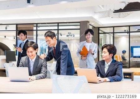 オフィスで働くビジネスパーソン 撮影協力:WEEK芝大門(サンフロンティア不動産) オフィスで働くビジネスパーソン 撮影協力:WEEK芝大門(サンフロンティア不動産) 122273169