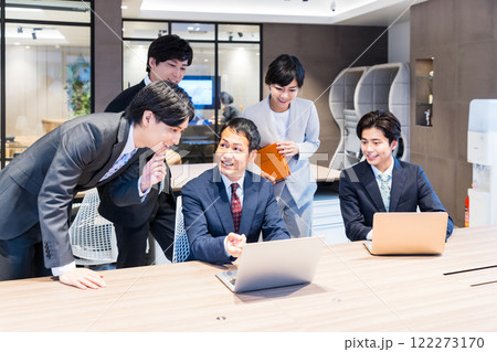 オフィスで働くビジネスパーソン　撮影協力：WEEK芝大門(サンフロンティア不動産) 122273170