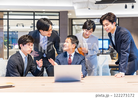 オフィスで働くビジネスパーソン　撮影協力：WEEK芝大門(サンフロンティア不動産) 122273172