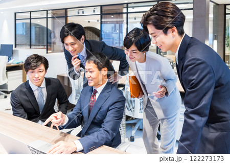 オフィスで働くビジネスパーソン　撮影協力：WEEK芝大門(サンフロンティア不動産) 122273173