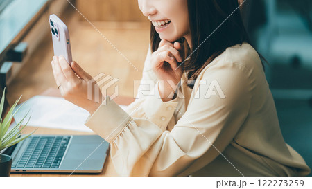 デスクワークをする笑顔の女性・ビジネスウーマン 122273259