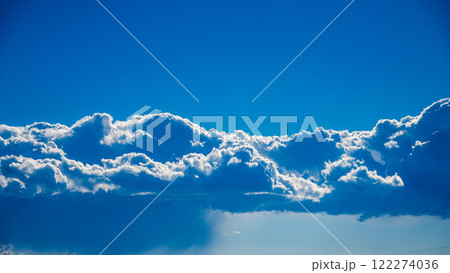 真昼の日差しを受けて白く輝く雲 真昼の日差しを受けて白く輝く雲 122274036