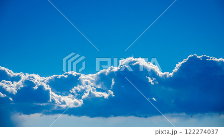 真昼の日差しを受けて白く輝く雲 122274037