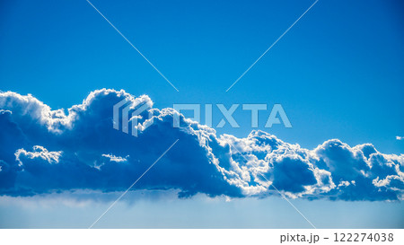 真昼の日差しを受けて白く輝く雲 真昼の日差しを受けて白く輝く雲 122274038