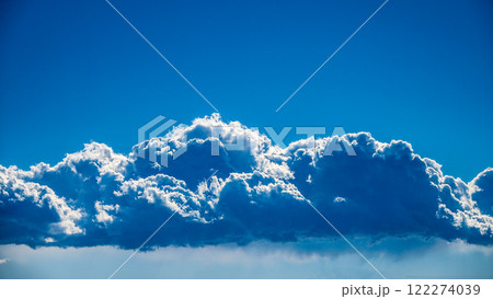 真昼の日差しを受けて白く輝く雲 122274039