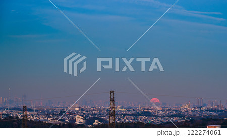 1月14日 大都会のビルの向こうから顔を出した今年最初の満月ウルフムーン 1月14日 大都会のビルの向こうから顔を出した今年最初の満月ウルフムーン 122274061