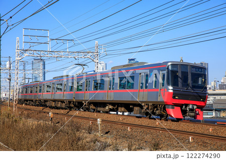 名古屋のビル群をバックに走る名鉄3300系電車 122274290