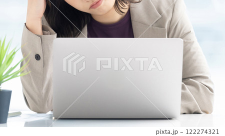 パソコンを使いながら悩む若い女性・ビジネスウーマン 122274321