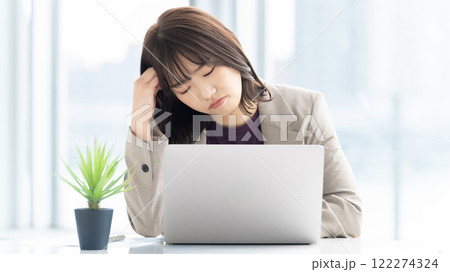 パソコンを使いながら悩む若い女性・ビジネスウーマン 122274324