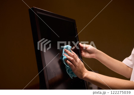 Effective and Safe Cleaning Techniques for a Curved Television Screen Using a Microfiber Cloth Effective and Safe Cleaning Techniques for a Curved Television Screen Using a Microfiber Cloth 122275039