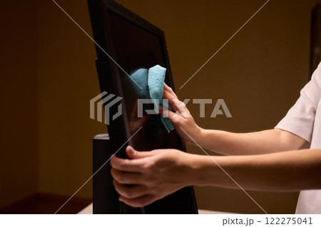 Effective and Safe Cleaning Techniques for a Curved Television Screen Using a Microfiber Cloth Effective and Safe Cleaning Techniques for a Curved Television Screen Using a Microfiber Cloth 122275041
