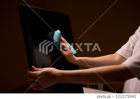Effective and Safe Cleaning Techniques for a Curved Television Screen Using a Microfiber Cloth Effective and Safe Cleaning Techniques for a Curved Television Screen Using a Microfiber Cloth 122275042