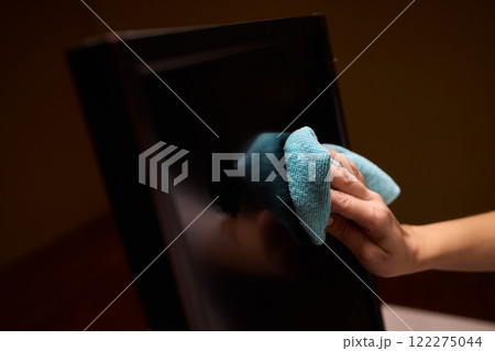 Effective and Safe Cleaning Techniques for a Curved Television Screen Using a Microfiber Cloth Effective and Safe Cleaning Techniques for a Curved Television Screen Using a Microfiber Cloth 122275044