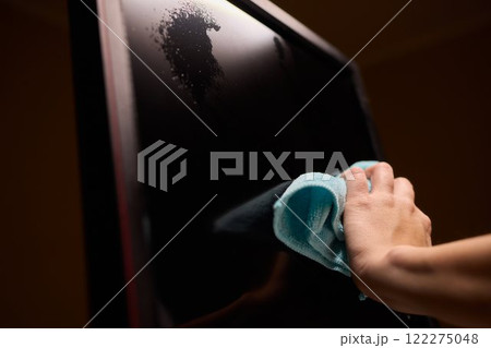 Effective and Safe Cleaning Techniques for a Curved Television Screen Using a Microfiber Cloth 122275048