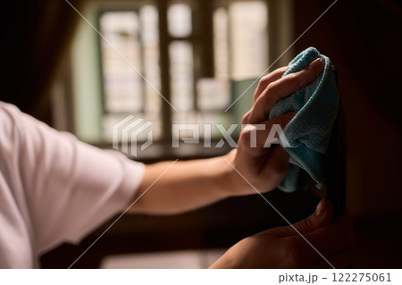 Effective and Safe Cleaning Techniques for a Curved Television Screen Using a Microfiber Cloth Effective and Safe Cleaning Techniques for a Curved Television Screen Using a Microfiber Cloth 122275061