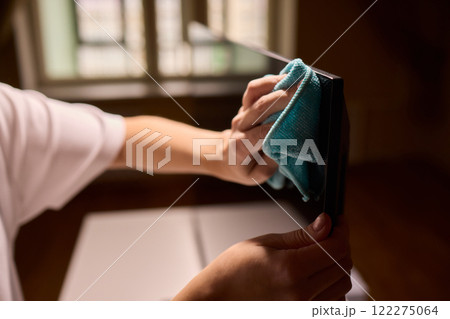 Effective and Safe Cleaning Techniques for a Curved Television Screen Using a Microfiber Cloth Effective and Safe Cleaning Techniques for a Curved Television Screen Using a Microfiber Cloth 122275064