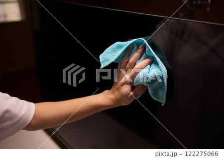 Effective and Safe Cleaning Techniques for a Curved Television Screen Using a Microfiber Cloth 122275066