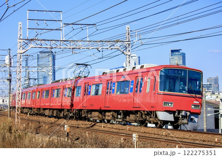名古屋のビル群をバックに走る名鉄3500系電車 122275351
