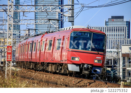 名古屋のビル群をバックに走る名鉄3500系電車 122275352