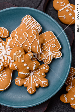 Delicious gingerbread cookies with honey, ginger and cinnamon Delicious gingerbread cookies with honey, ginger and cinnamon 122275383