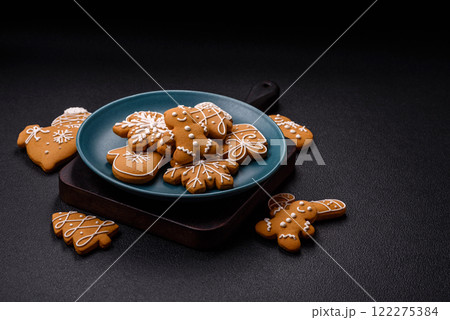 Delicious gingerbread cookies with honey, ginger and cinnamon 122275384