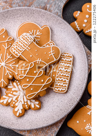 Delicious gingerbread cookies with honey, ginger and cinnamon Delicious gingerbread cookies with honey, ginger and cinnamon 122275406